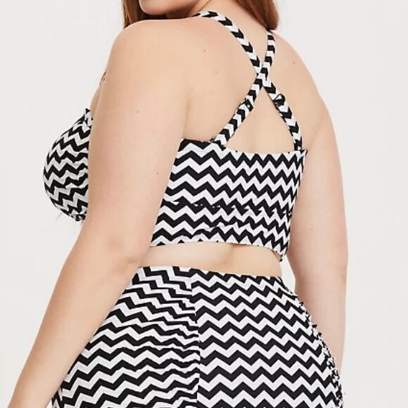 TORRID black and white CHEVRON WIRELESS LATTICE BIKINI TOP - Picture 3 of 9